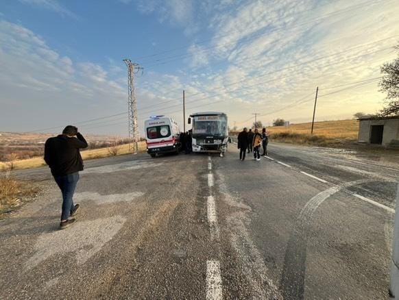 elazigda-otobus-ile-kamyonet-carpisti-4-yarali-Rqf9RrFL.jpg