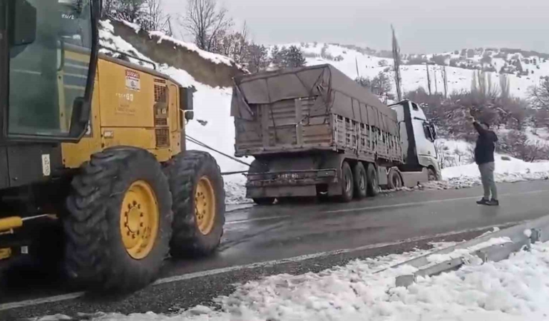 elazigda-karli-yolda-kayarak-yoldan-cikan-tiri-ekipler-kurtardi-NB9Q8meg.jpg