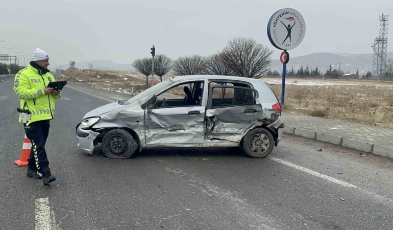 elazigda-trafik-kazasi-1i-agir-3-kisi-yaralandi-yGIMwNLX.jpg