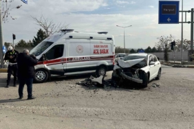 elazigda-ambulans-ile-otomobil-carpisti-2-yarali-m9VibGDk.jpg